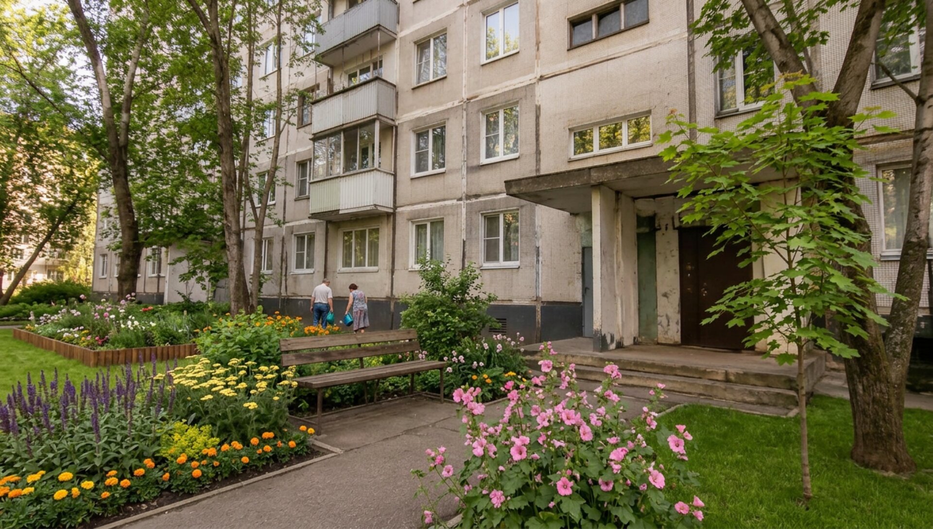 Двір до і після озеленення